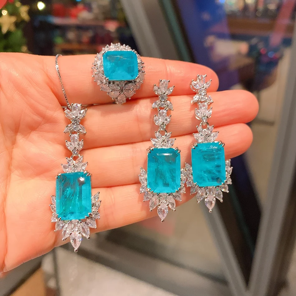 Ensemble de bijoux Création Diamants Bague Collier Boucles d'oreilles Un bijou unique pour briller en toute occasion Élégance intemporelle
