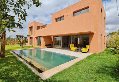 Villa with pool and garden 8