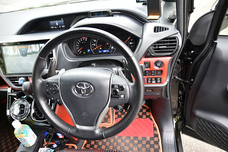 ヴォクシーのビリケンさん主催撮影会・テクノ中央公園・ちょいRed Styleに関するカスタム事例の投稿画像16枚目