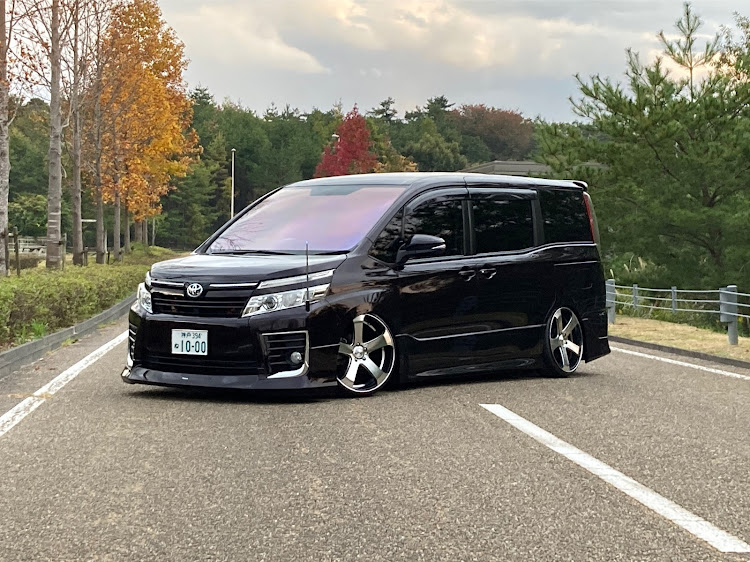 ヴォクシーの紅葉・ワゴニスト・車高調・ボルドーマイカメタリック・80ヴォクシーに関するカスタム事例の投稿画像2枚目