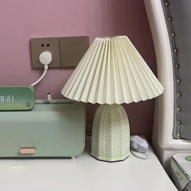 Nordijska kreativna keramička stona lampa sa prigušivanjem atmosfere, udoban dizajn za spavaću sobu, plisirana, za devojke, u stilu internet zvezda