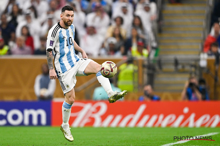 Waarom Lionel Messi tijdens de podiumceremonie een zwarte mantel droeg