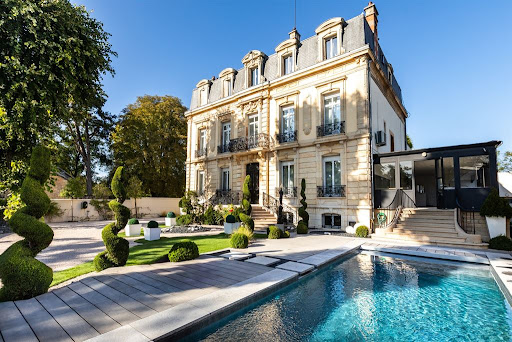 Private mansion with garden 1