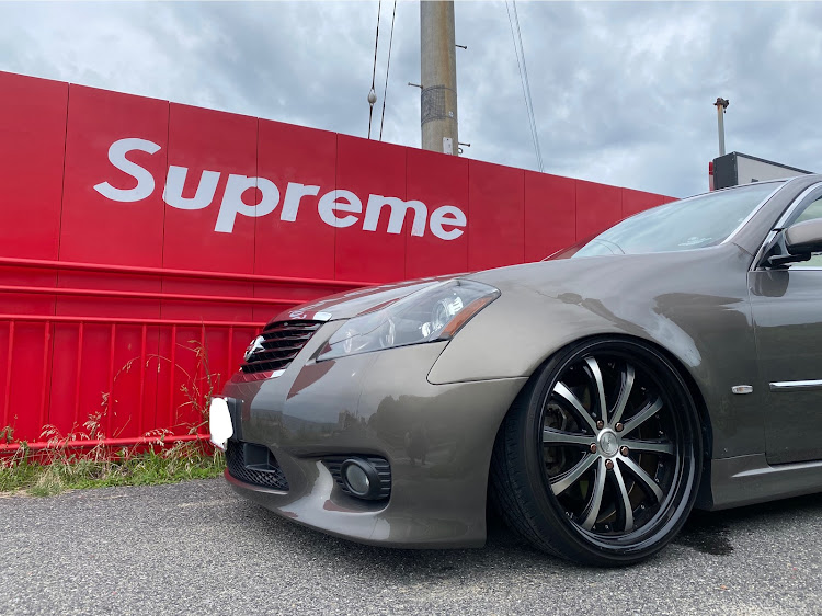 フーガのインスタ映え・シュプリームの壁・淡路島・フーガy50・ワークホイールに関するカスタム事例の投稿画像2枚目