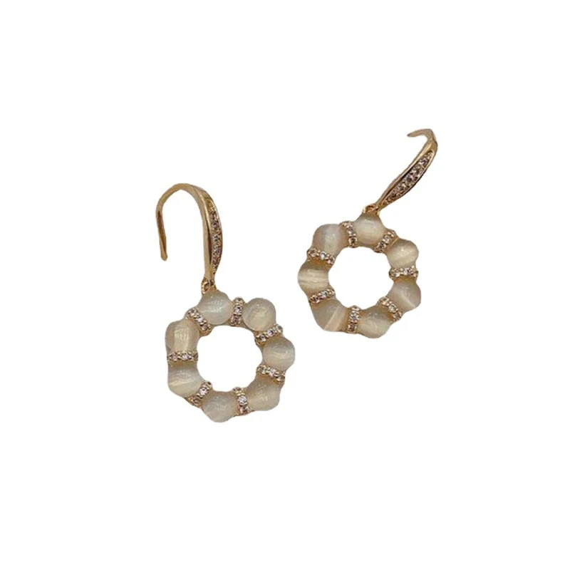 Boucles d'oreilles simples rétro pour femme, un accessoire de mode qui ajoute une touche unique et élégante à votre tenue quotidienne.