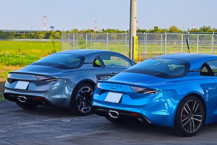 アルピーヌのアルピーヌのある生活・A110初コラボ🎵・いつものJCT下・カメ活に関するカスタム事例の投稿画像3枚目