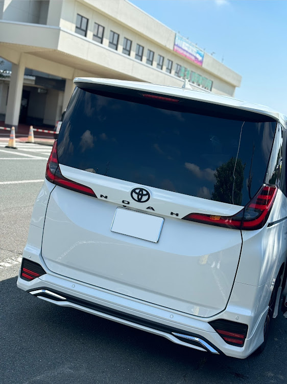 ノアの空港でパシャり・夏休み終了のお知らせ・ホイールが欲しいに関するカスタム事例の投稿画像1枚目