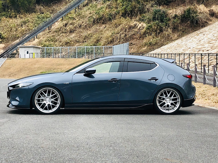 MAZDA3のマツダ3ファストバック・いつもイイネ&コメントありがとうございます🙇‍♂️・3回目ワクチン接種・真横写真それぞれに関するカスタム事例の投稿画像4枚目