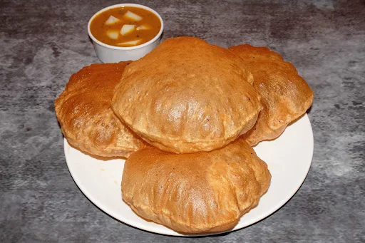 4 Puri With Aloo Gravy