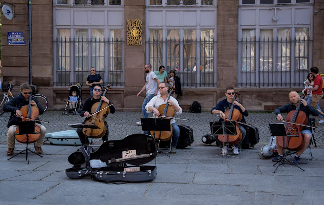 Cello concert in the street. di frapio59