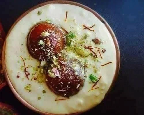 Gulab Jamun (2Pcs) With Kesar Rabri From Mum's Kitchen."