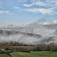 La nebbia a gl'irti colli piovigginando sale. di 