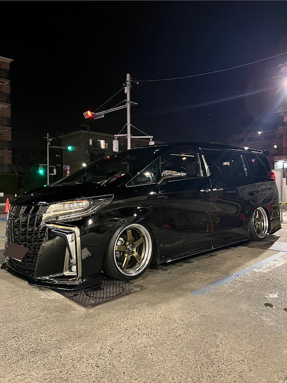 アルファードの洗車・プチカスタム・KUHL・仕事がんばろ！に関するカスタム事例の投稿画像1枚目