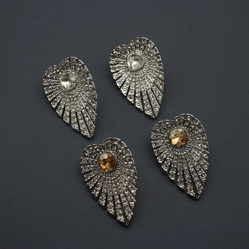 Niche blad-vormige oorstekers met volledige zirkonium inlay in platina. Schitterende oorbellen voor dagelijks gebruik of speciale gelegenheden.