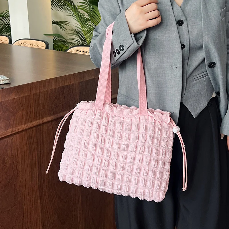 Sac coréen nuage plissé en coton duvet avec chaîne à bulles. Le sac parfait, doux et stylé pour un look tendance et confortable.