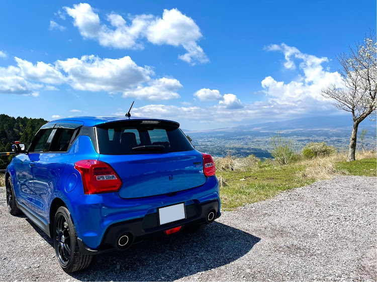 スイフトスポーツのスピーディブルーメタリック・空と愛車・運転が楽しいに関するカスタム事例の投稿画像2枚目