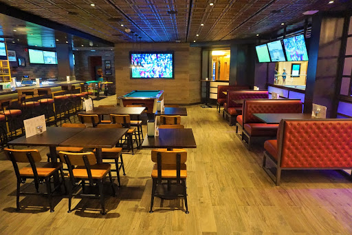 Playmakers_Inside.jpg - Playmakers Sports Bar and Arcade is now on Mariner of the Seas. This sports fanatic hangout has an extensive bar menu, wall to wall TVs with the latest games and some of the best wings at sea.