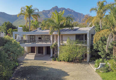 Maison avec piscine et jardin 7