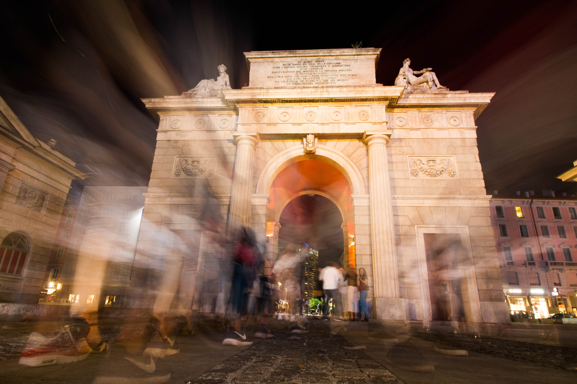 passanti in una calda serata autunnale di paolo bensi