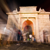 passanti in una calda serata autunnale di 