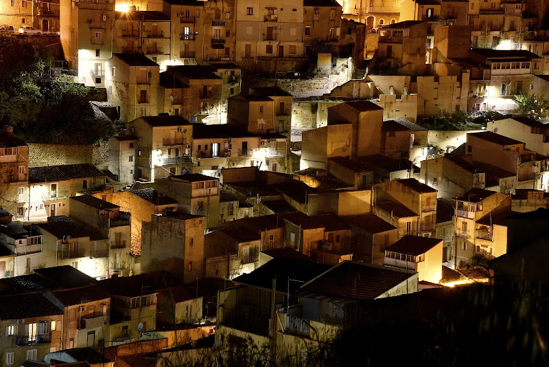 Scende la notte e si accendono le luci di Isidoro. 