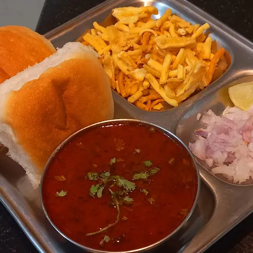 Puneri Misal Pav [2 Pav]