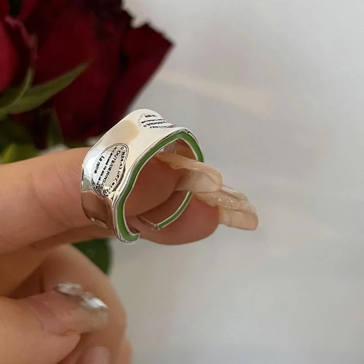 925 Zilveren Avocado Groen Letter Golf Brede Ring. Maak een statement met deze trendy ring en geef je outfit een frisse uitstraling.