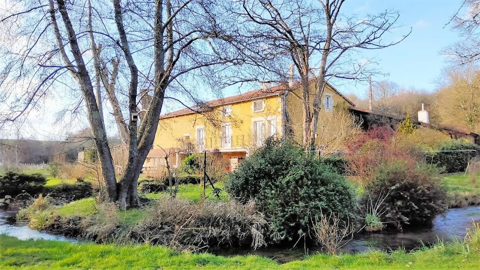 Vente moulin  226 m² à Champagne-Mouton (16350), 549 000 €