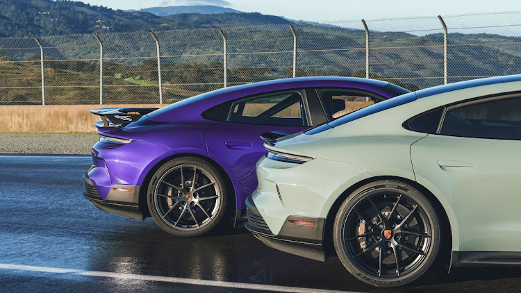 The Taycan Turbo GT (foreground) gets an adaptive rear spoiler, the tear-off edge of which features a Gurney flap in a high-gloss carbon-weave finish.