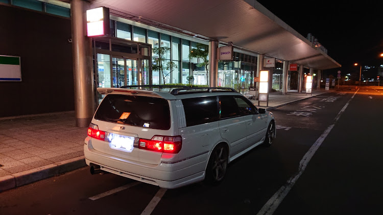 ステージアのアルテッツァ クオリタート・松山空港・夜のドライブ・怪しい変態2人・飛行機とコラボに関するカスタム事例の投稿画像1枚目
