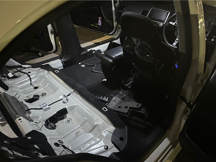 シビックタイプRのFD2・DIY・現場監督・ウーファー・KICKERに関するカスタム事例の投稿画像2枚目