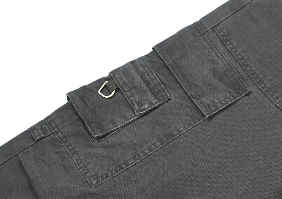 Herren Punk Retro Arbeitshose mit Persönlichkeit. Robuste Hose im Vintage-Look, ideal für einen individuellen und auffälligen Arbeitsstil.
