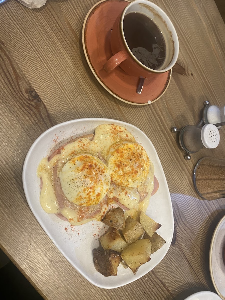 Cafe Americano and Eggs Benedict