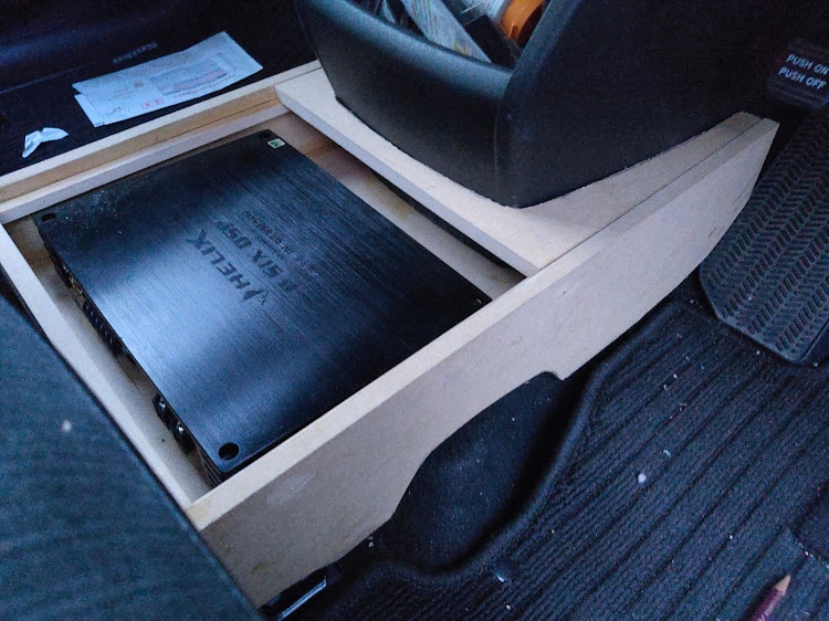 フリードスパイクのカーオーディオDIY・木工3、4日目・木ダボでやらかす・アクリル切り出しは好かんに関するカスタム事例の投稿画像1枚目