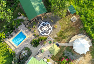 Corps de ferme avec jardin et piscine 13