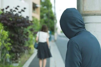 「逃れたはずなのに」のメインビジュアル