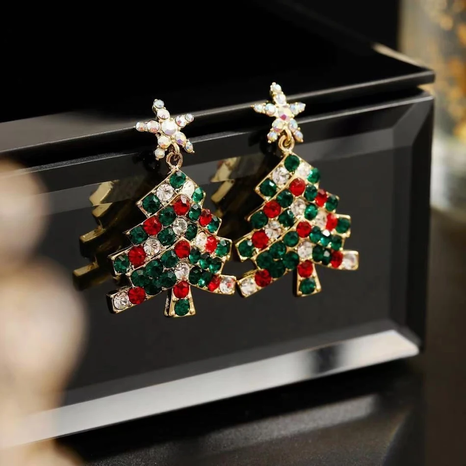 Novos Brincos de Natal Coloridos da Série Natalina. Adicione alegria e cores ao seu visual festivo com estes brincos vibrantes.