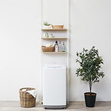 ラック【ホワイト】 脱衣所にピッタリ清潔感あふれるデザイン 突っ張り洗濯機ラック
