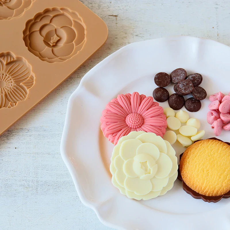 Moule en silicone adorable trois fleurs chocolat pour des créations gourmandes, facile à utiliser et nettoyer, parfait pour pâtisseries maison et desserts.