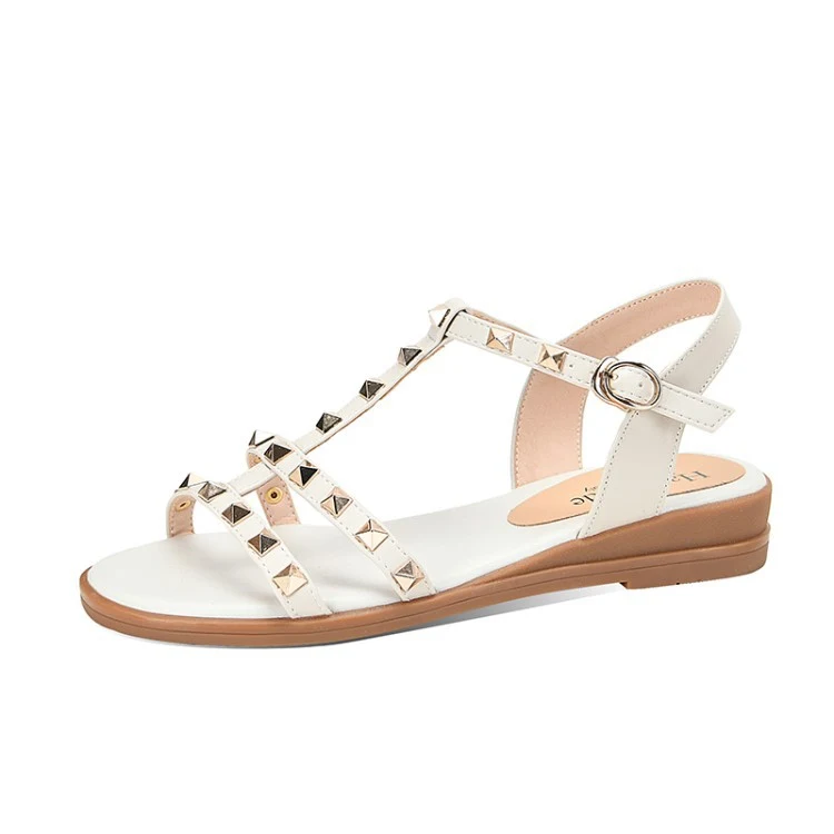 Damen Sandalen aus Rindsleder mit Nieten, modisch und stylisch, ideal für einen trendigen Look und hohen Tragekomfort.