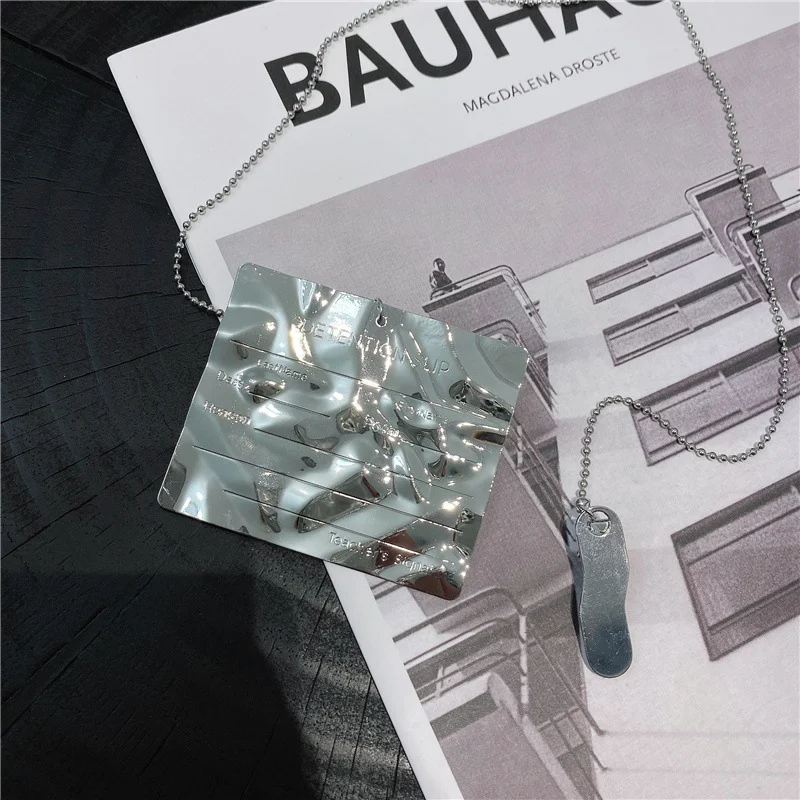 Gepersonaliseerde metalen zilveren letterbadge Verfraai je kleding, tassen of accessoires met deze stijlvolle en unieke badge met zilveren letters.