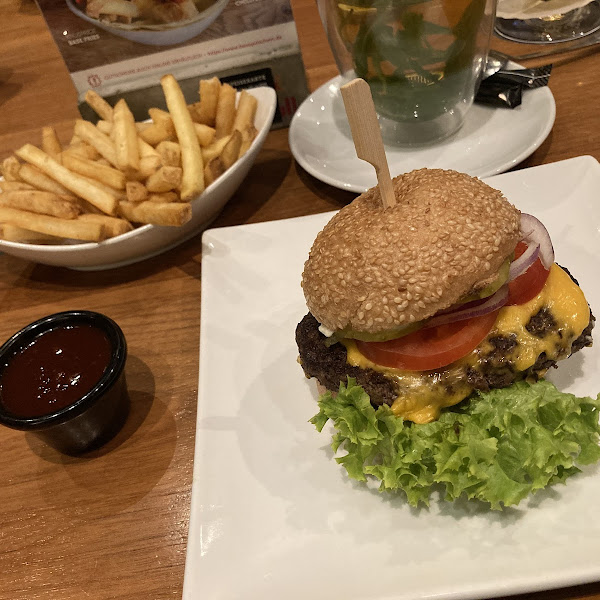 'The Cheese'-burger and 'Base-fries'