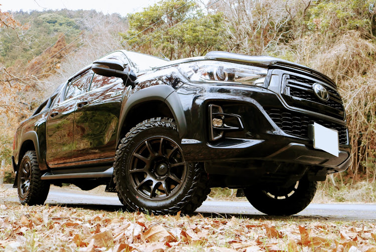ハイラックスのオーバルデュアルマフラー・エムクライムマフラー・MCLIMB・RAYS gram LIGHTS 57 Trans X・ジオランダーMT G003に関するカスタム事例の投稿画像2枚目