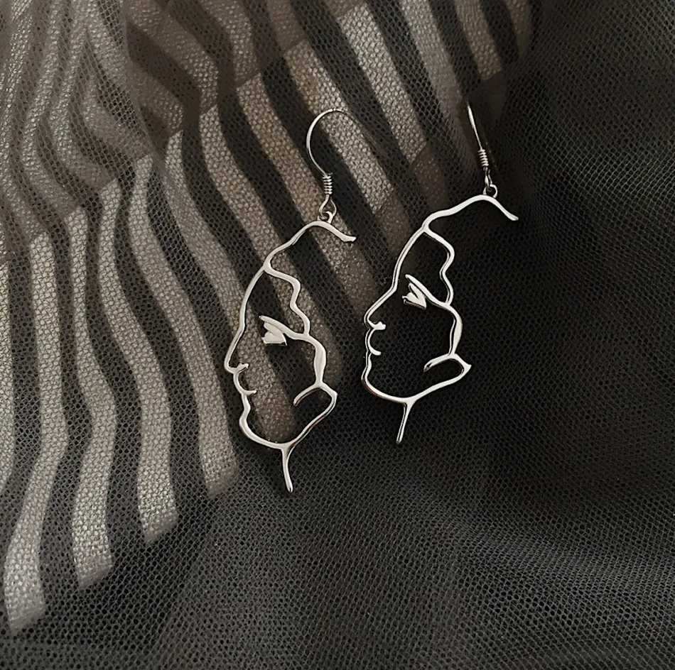 Boucles d'oreilles Rétro Abstraites Visage en Lignes pour Femmes. Bijoux féminins originaux, style vintage. Accessoire de mode unique, parfait pour toutes occasions.