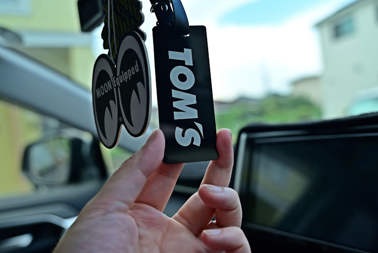RAV4のTOM'S・ネームプレート・ルームミラー・車内・ドレスアップに関するカスタム事例の投稿画像1枚目