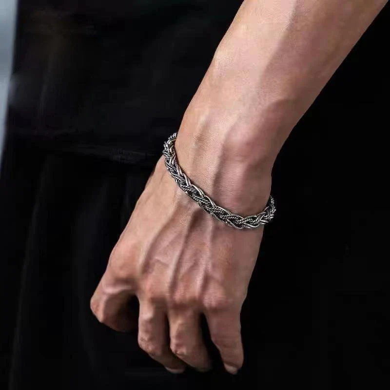 Geweven Keel Veiligheidspatroon Retro Punk Sieraden. Creatieve mode met een uniek ontwerp voor een opvallende en stijlvolle uitstraling.