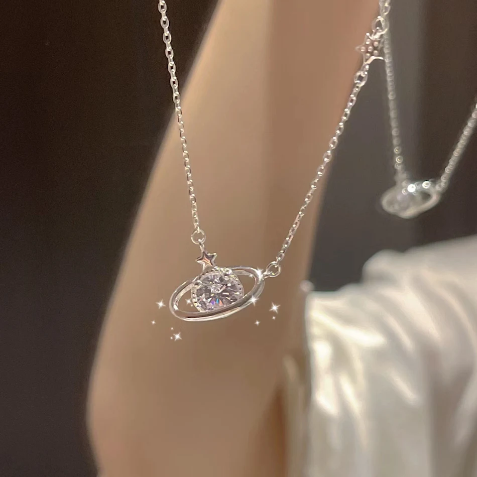 Planet Universum Ketting Vrouwelijk Niche Design. Ontdek de schoonheid van het heelal. Een uniek sieraad voor een stijlvolle en kosmische look.