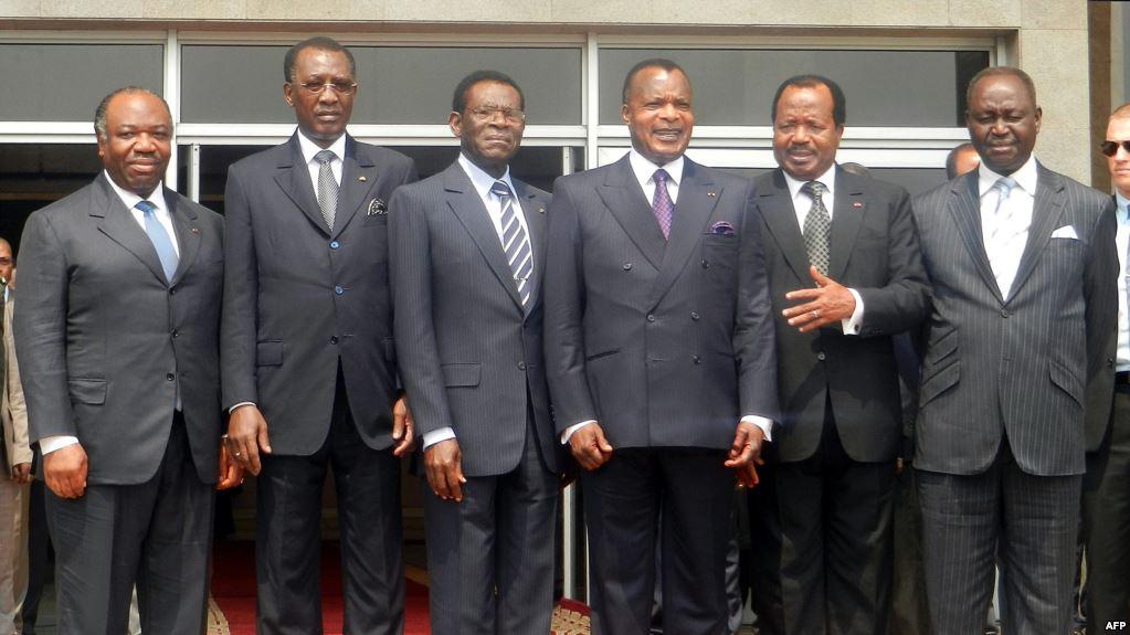 De gauche Ã  droite, les prÃ©sidents Ali Bongo Ondimba du Gabon, Idriss Deby Itno du Tchad, Teodoro Obiang Nguema de GuinÃ©e Ã©quatoriale, Denis Sassou Nguesso du Congo, Paul Biya du Cameroun, FranÃ§ois Bozize de la Centrafrique Ã  Brazzaville, le 25 juillet 2012.