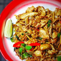 Pad Kee Mao Noodles w/Chicken