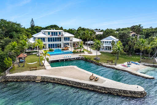 Property purchase in Islamorada (United States) - White villa with pool and private sea access
